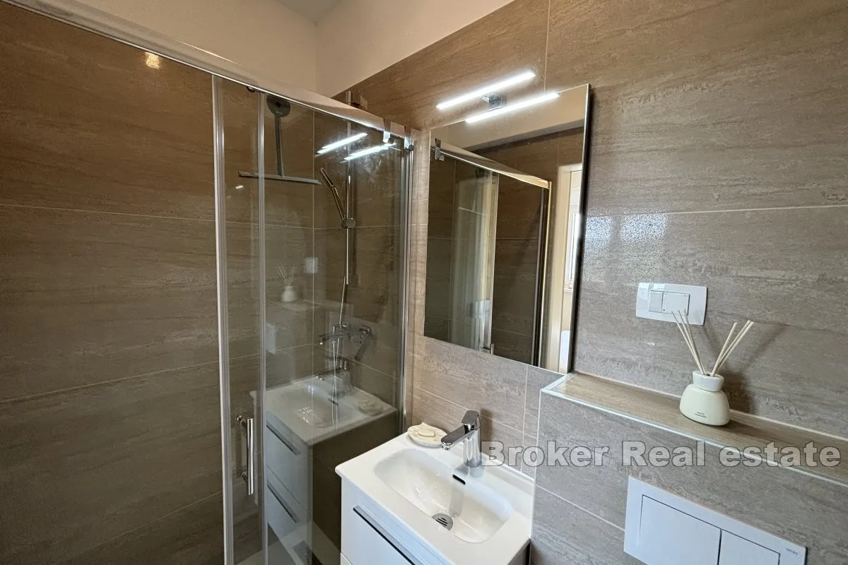 moderan apartman s djelomičnim pogledom na more - slika 10
