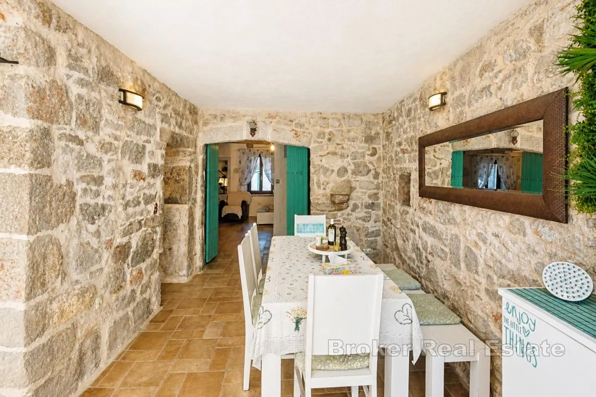 renovirana kamena kuća s bazenom - slika 8