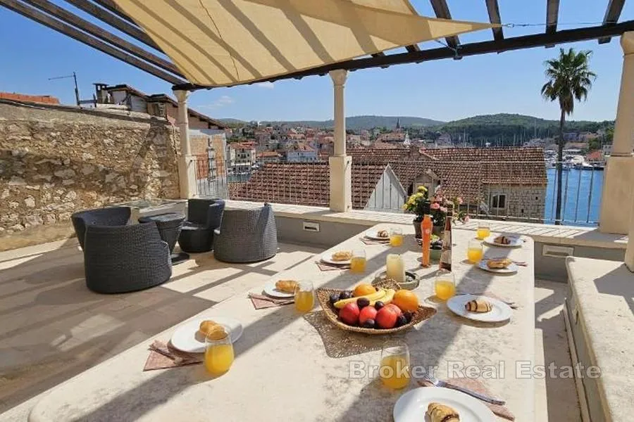 tradicionalna kamena kuća s bazenom i pogledom na more - slika 13