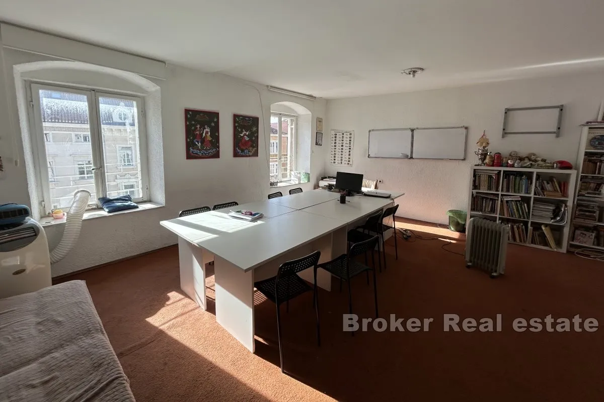 troetažni apartman u centru, na prodaju - slika 7