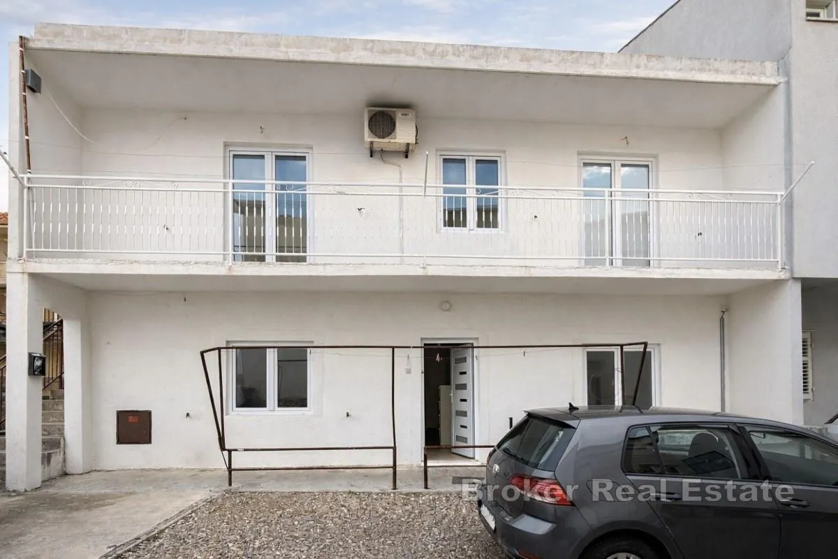 Dvojna kuća s tri stambene jedinice na mirnoj lokaciji - Visoka, Split grad