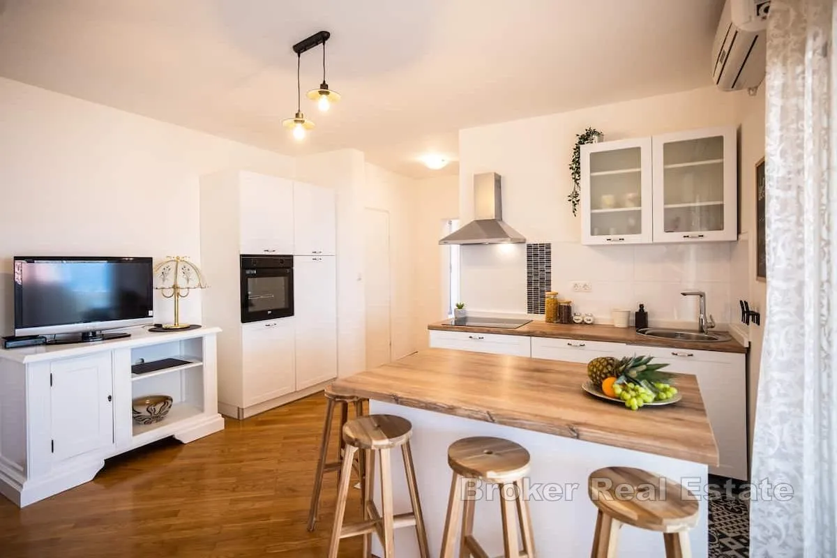 vila na prostranoj parceli s grijanim bazenom i otvorenim pogledom na more - slika 6