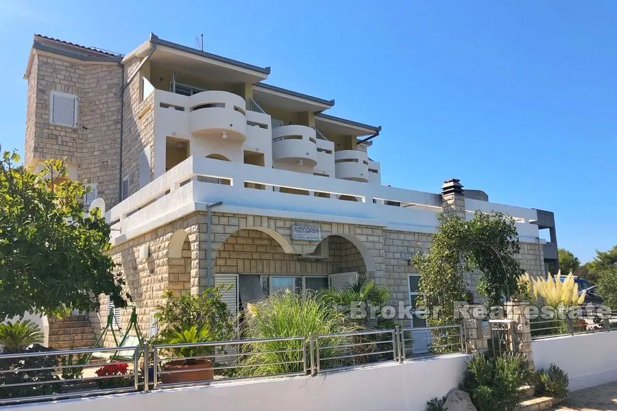 apartmanska kuća, prvi red do mora - slika 3