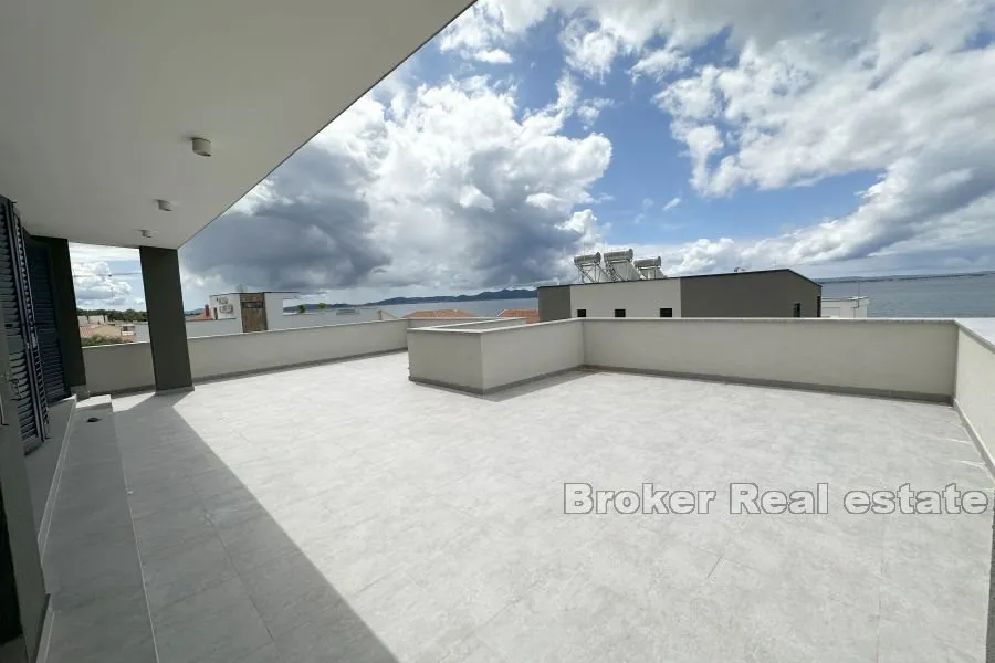 prostrani penthouse s pogledom na more - slika 8