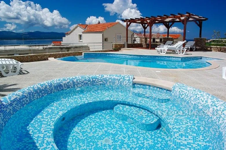 apartmanska kuća s bazenom i pogledom na more, na prodaju - slika 7