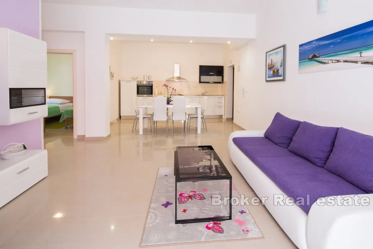 atraktivan apartman s bazenom - slika 2
