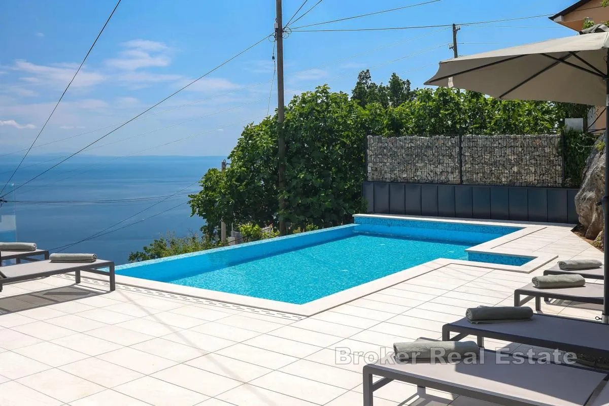 vila s bazenom i pogledom na kvarnerski zaljev - slika 10