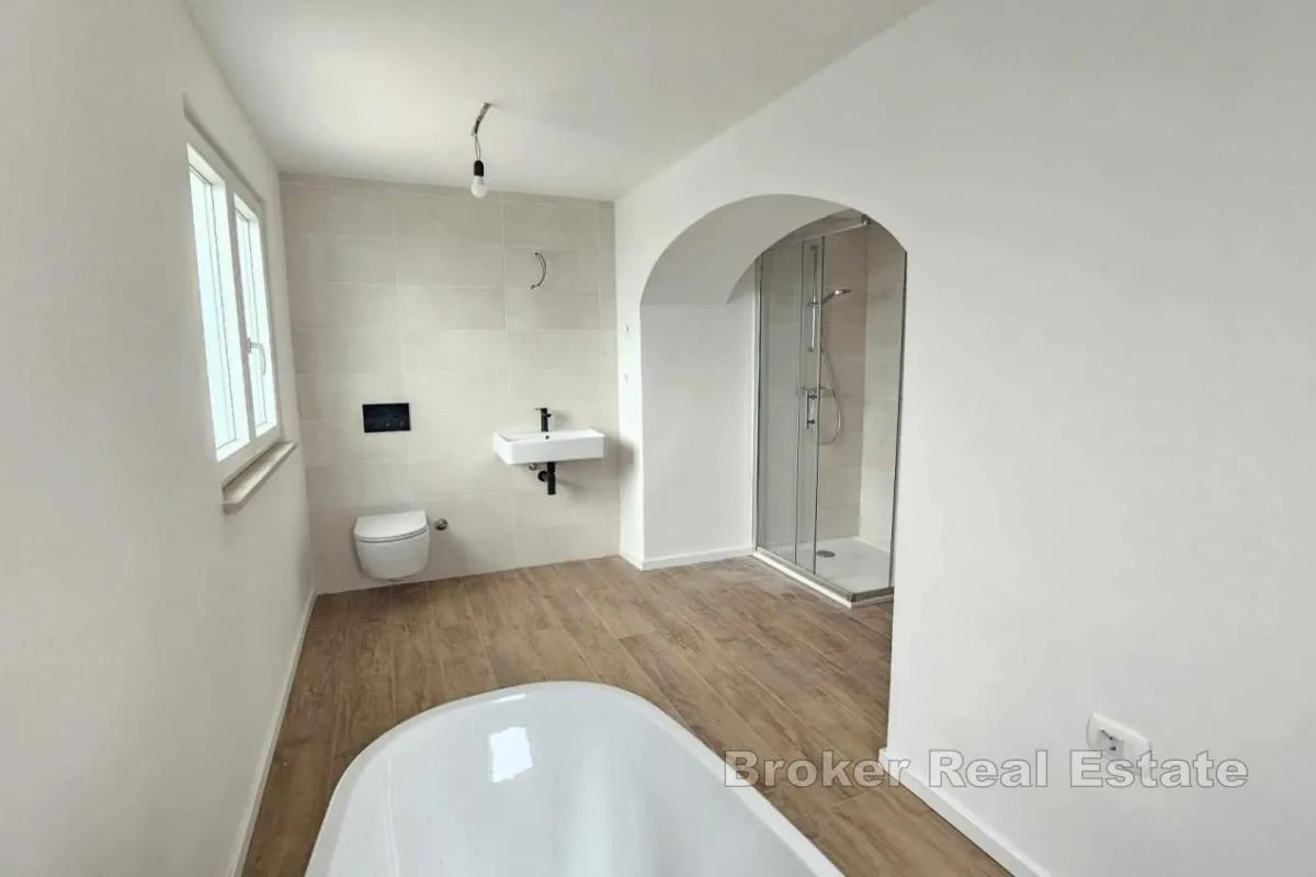 renovirana kuća s pogledom na more u centru višnjana - slika 5