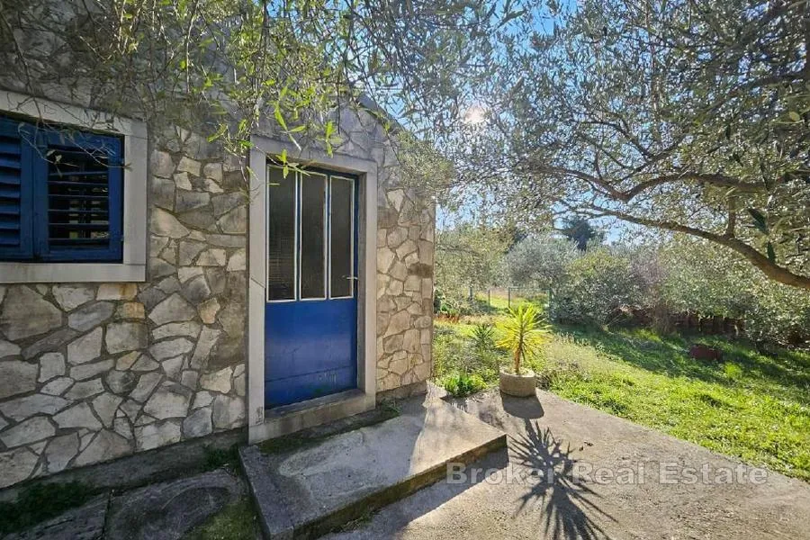 Poljoprivredno zemljište s pomoćnim objektom - Makarska