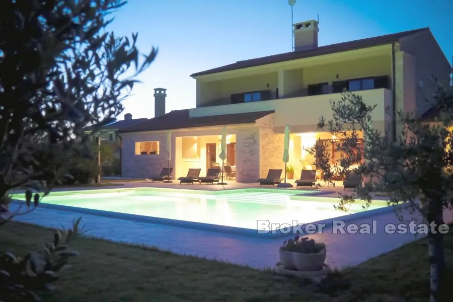 moderna vila s bazenom - slika 16