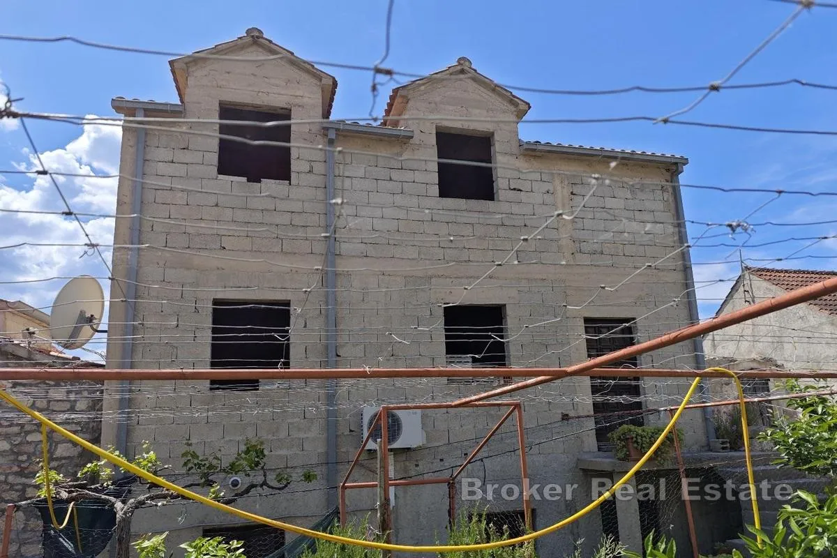 kuća u blizini mora za renovaciju - slika 3