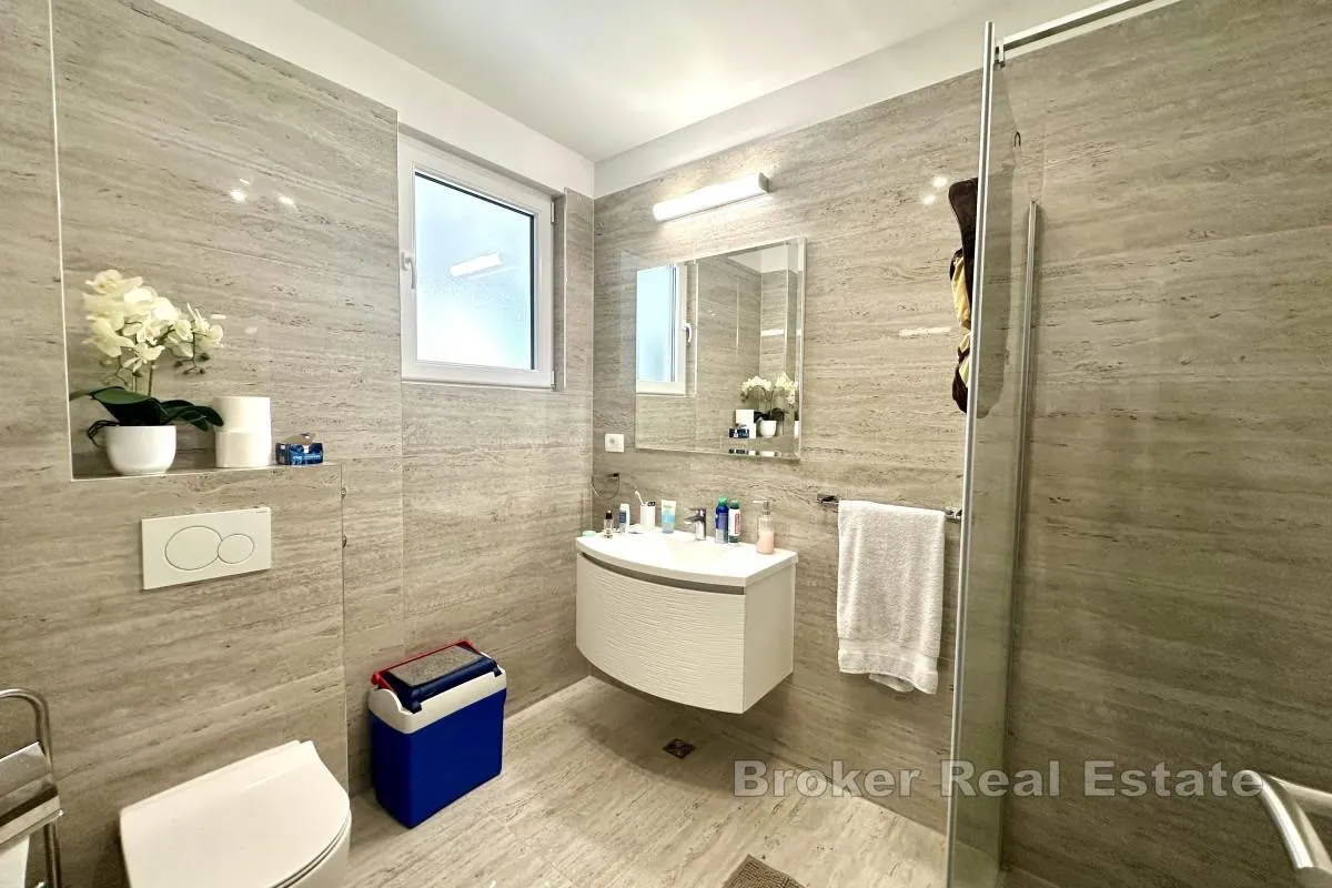 dvoetažni penthouse s pogledom na more - slika 10