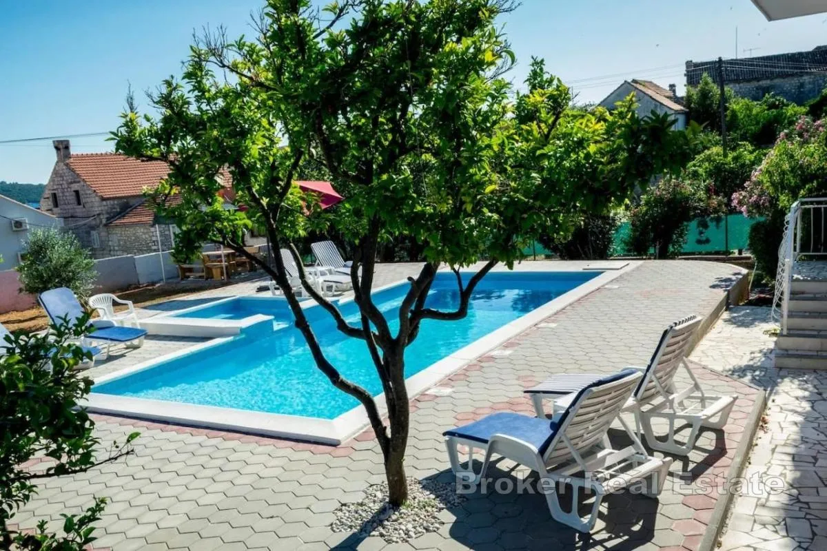 samostojeća kuća s bazenom i pogledom na more - slika 8