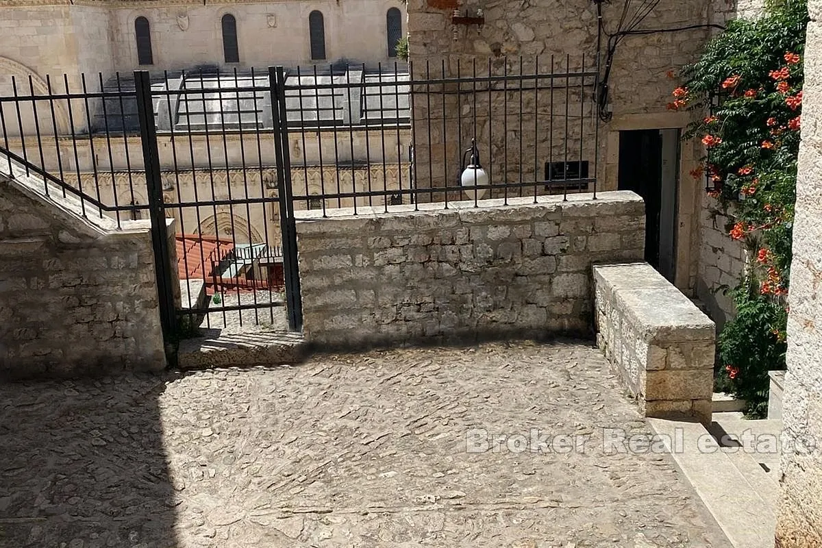 stambeno-poslovni prostor u palači - slika 14
