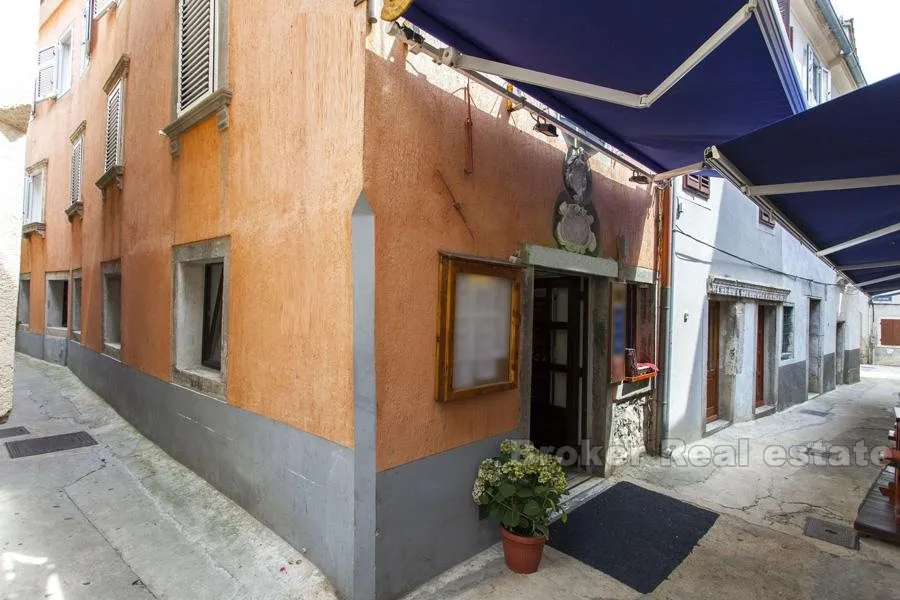 Kuća u centru s restoranom, na prodaju - Krk