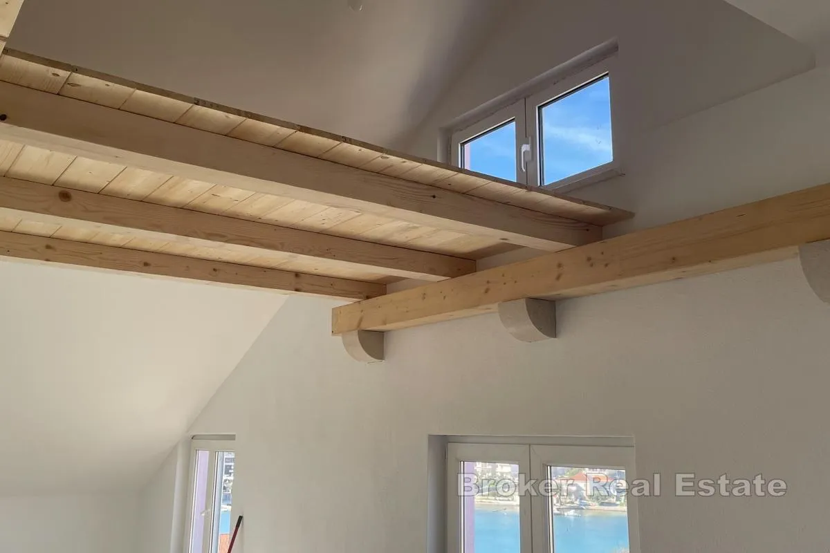 dvoetažni apartman s pogledom na more, na atraktivnoj lokaciji - slika 8