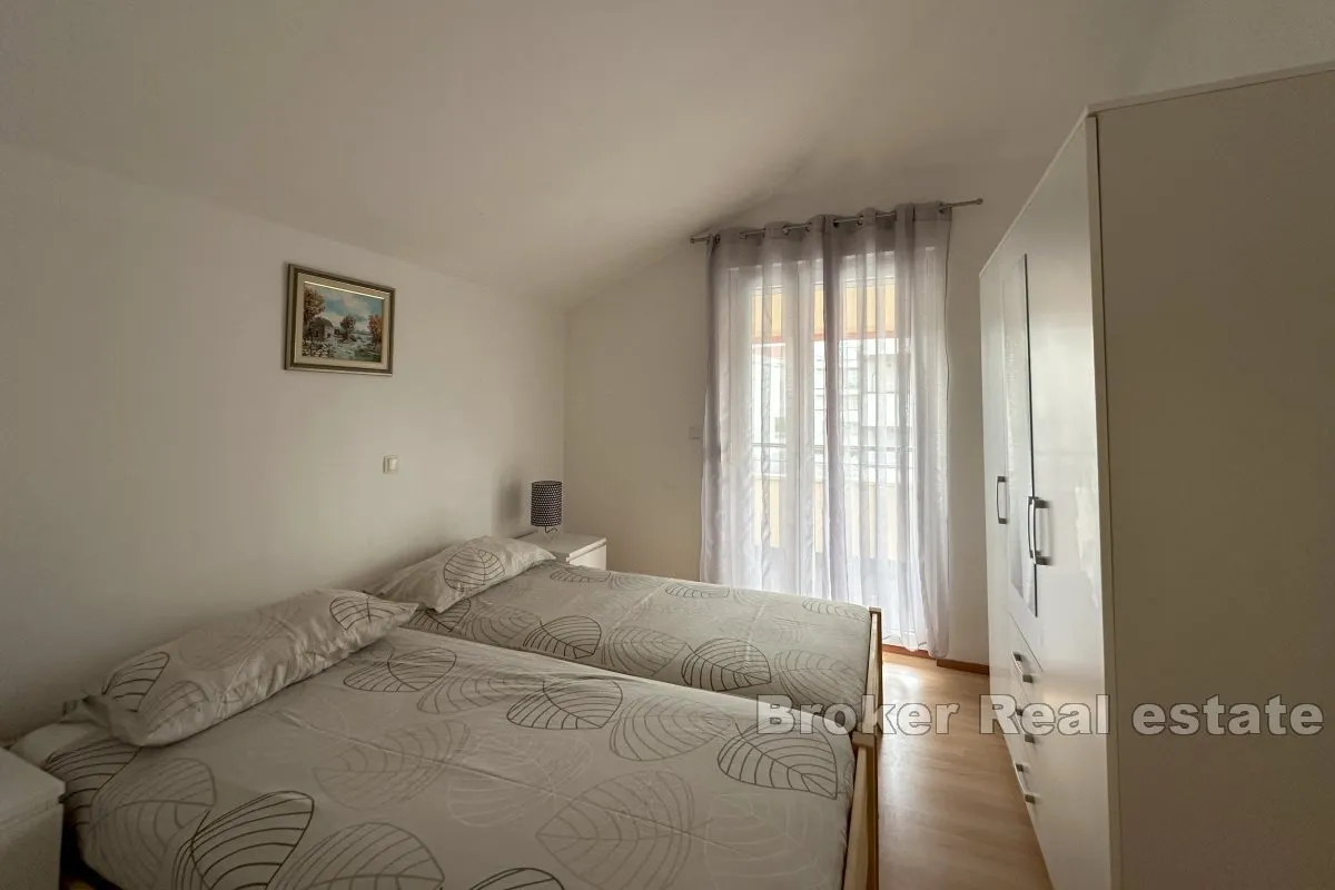 trosobni stan s balkonom i pogledom na more - slika 5