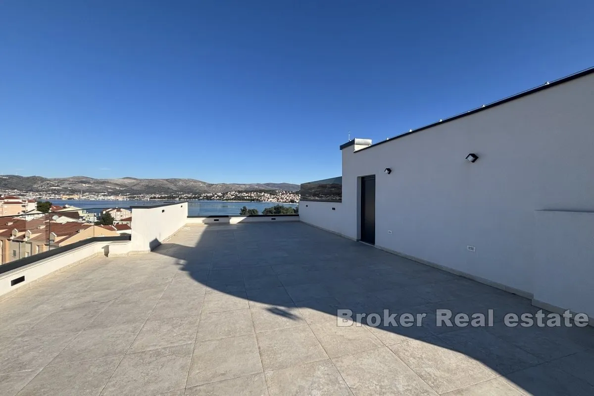 prostrani penthouse s pogledom na more - slika 16
