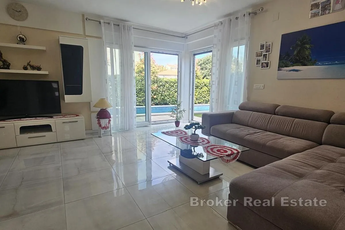 troetažni apartman s bazenom i krovnom terasom - slika 4