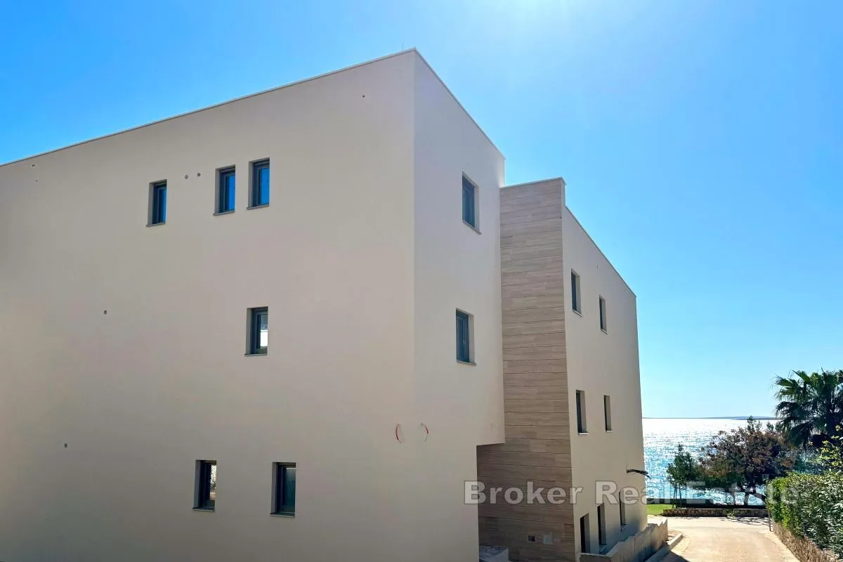 dvosobni apartman u prvom redu do mora - slika 6