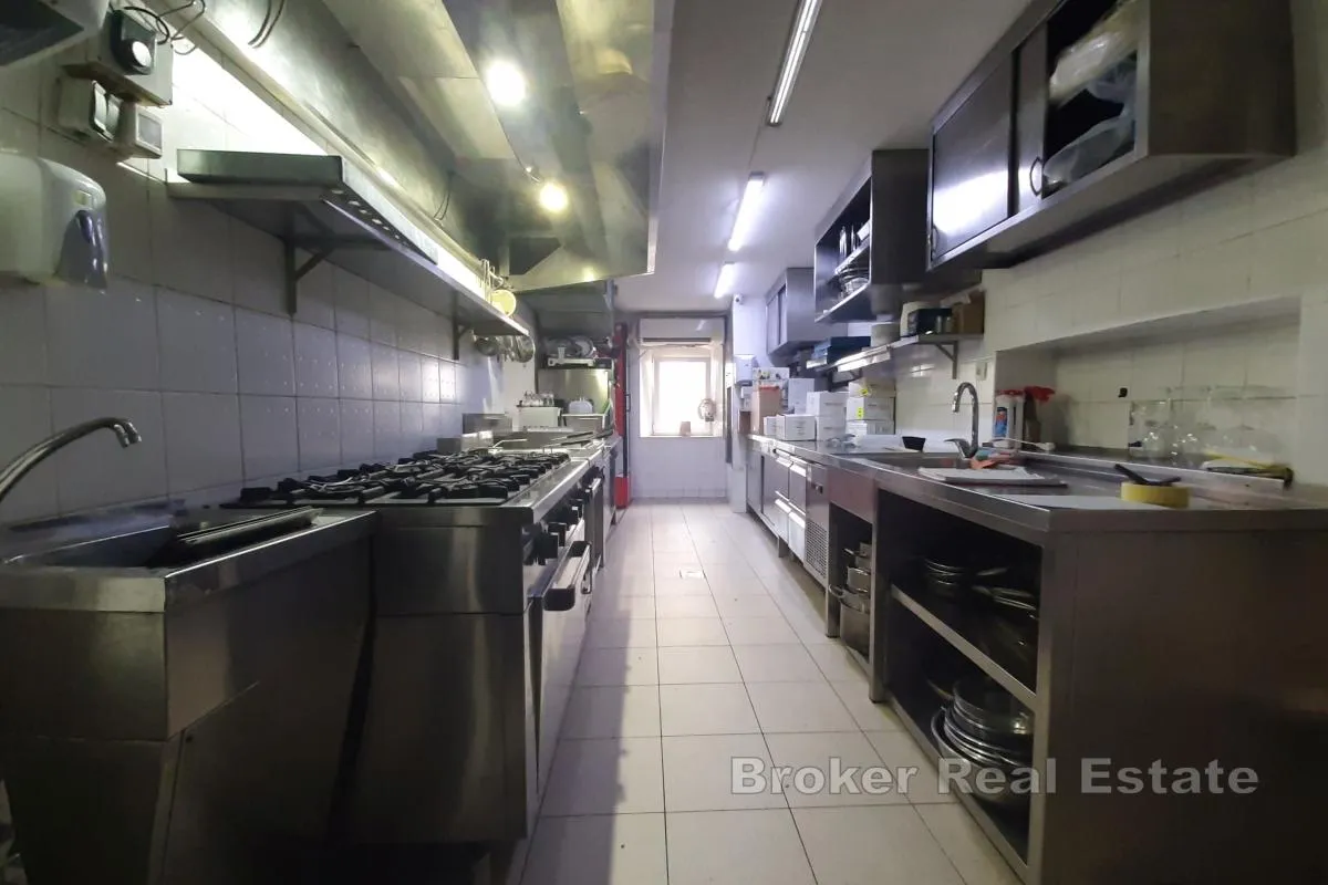 atraktivan restoran od 66 m2 u centru grada s velikom terasom - slika 3