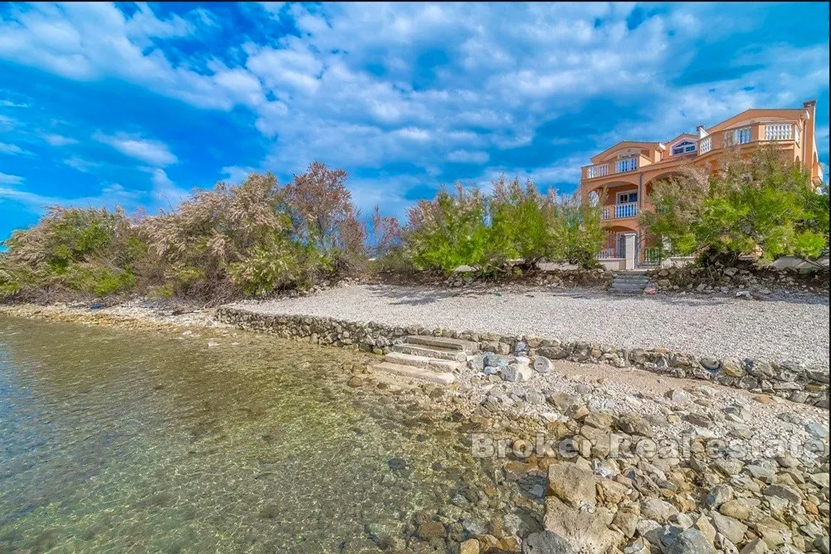 Kuća s više apartmana prvi red do mora - Sukošan