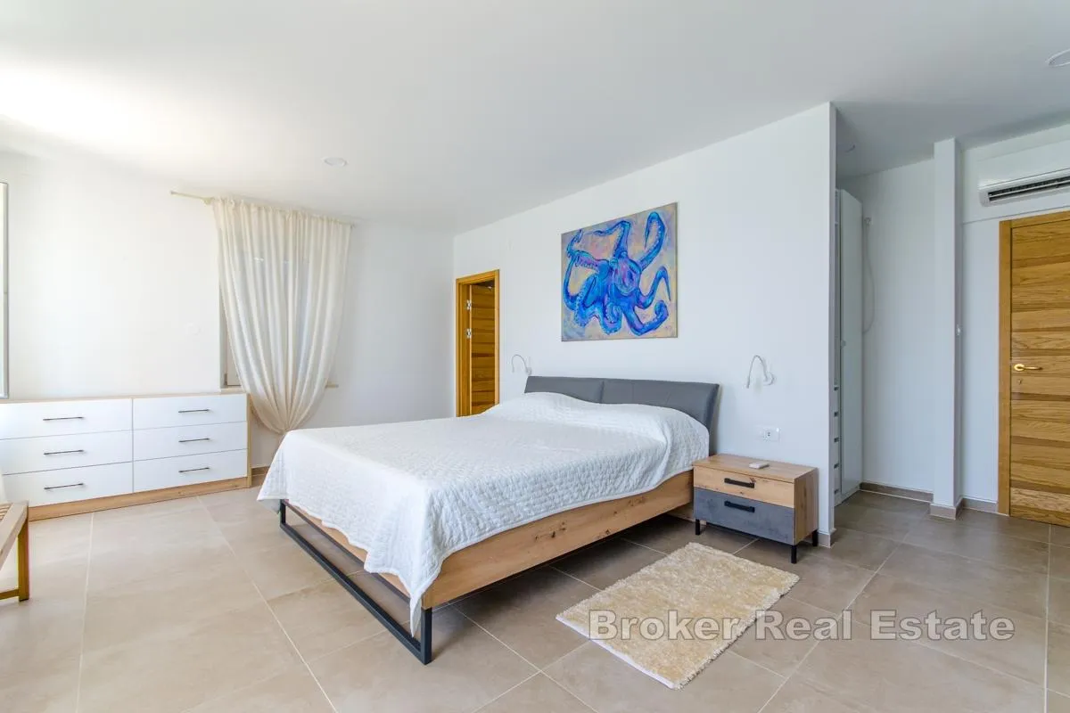 renovirana autentična kamena vila, uz more - slika 10