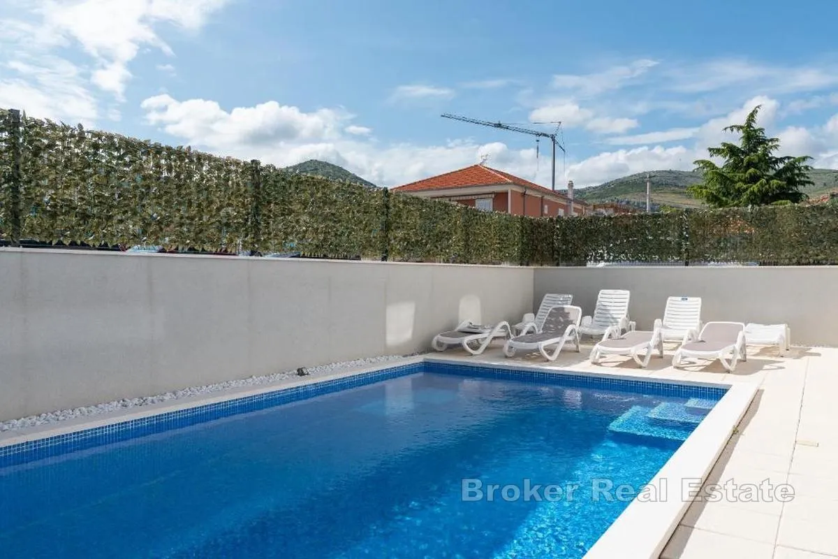 moderan apartman u novogradnji s bazenom - slika 18