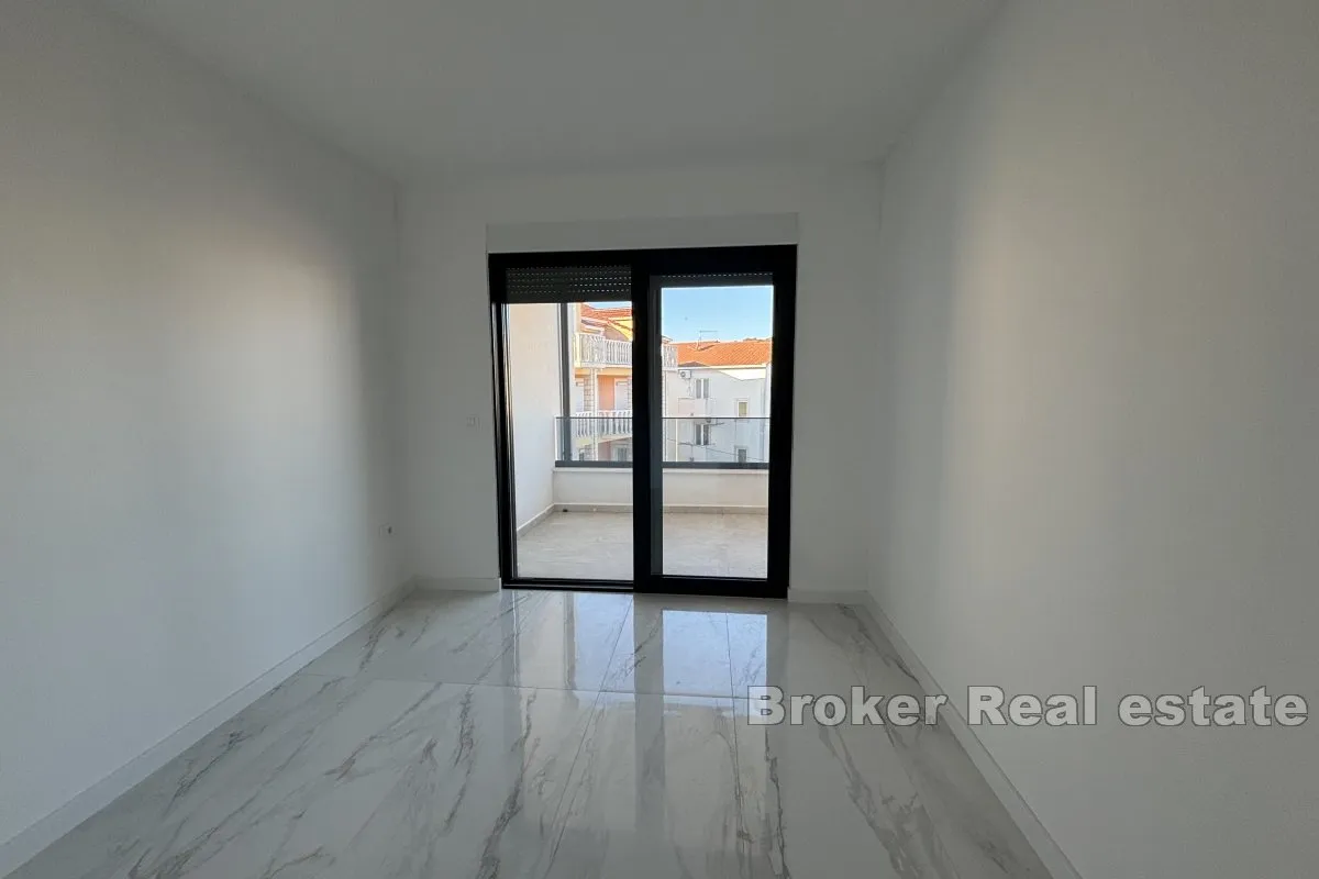 prostrani penthouse s pogledom na more - slika 10