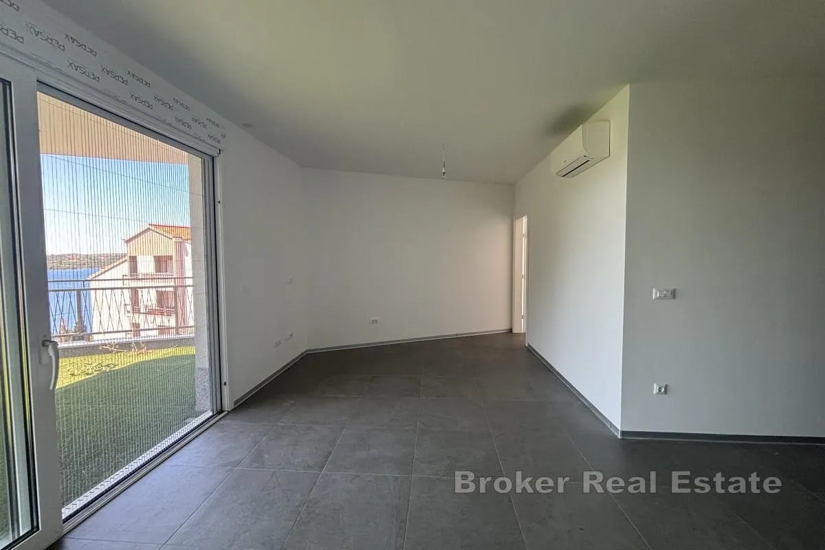moderan apartman s vrtom i pogledom na more - slika 2
