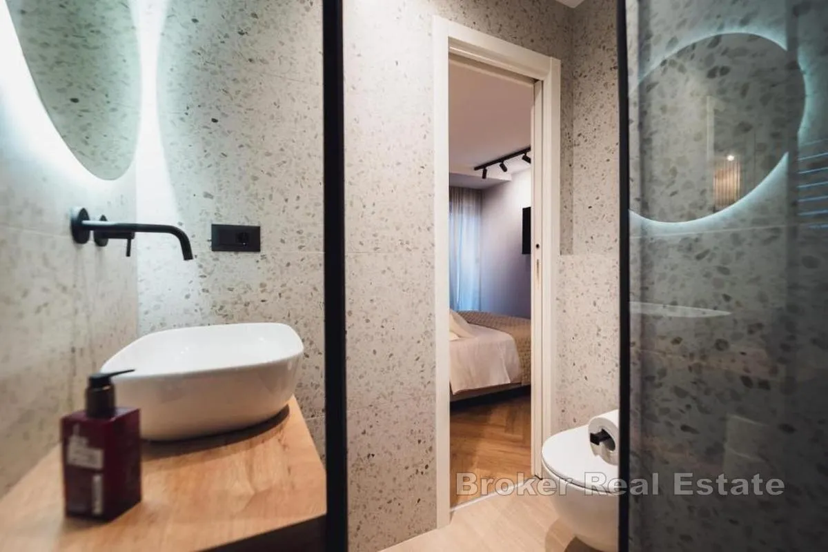 vila s dva apartmana i bazenom - slika 15