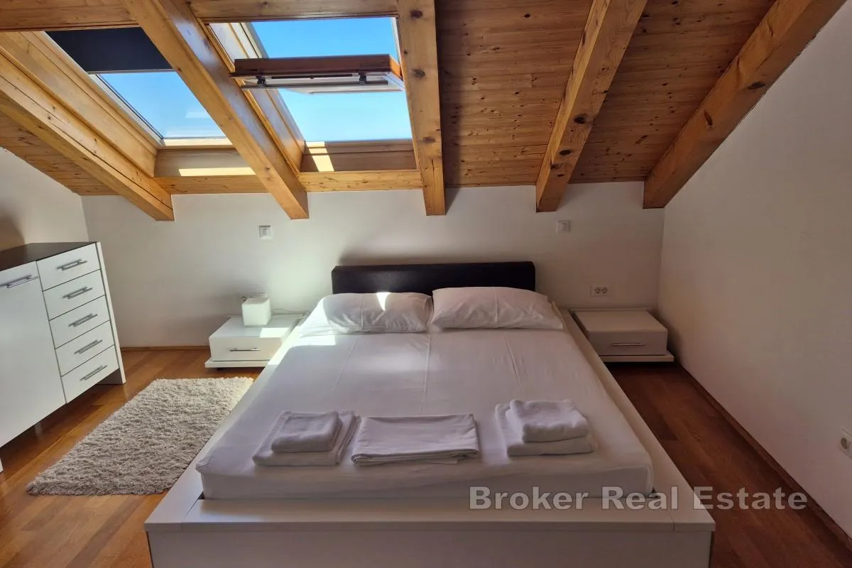 prekrasna vila s bazenom i 3 prostrana apartmana - slika 14