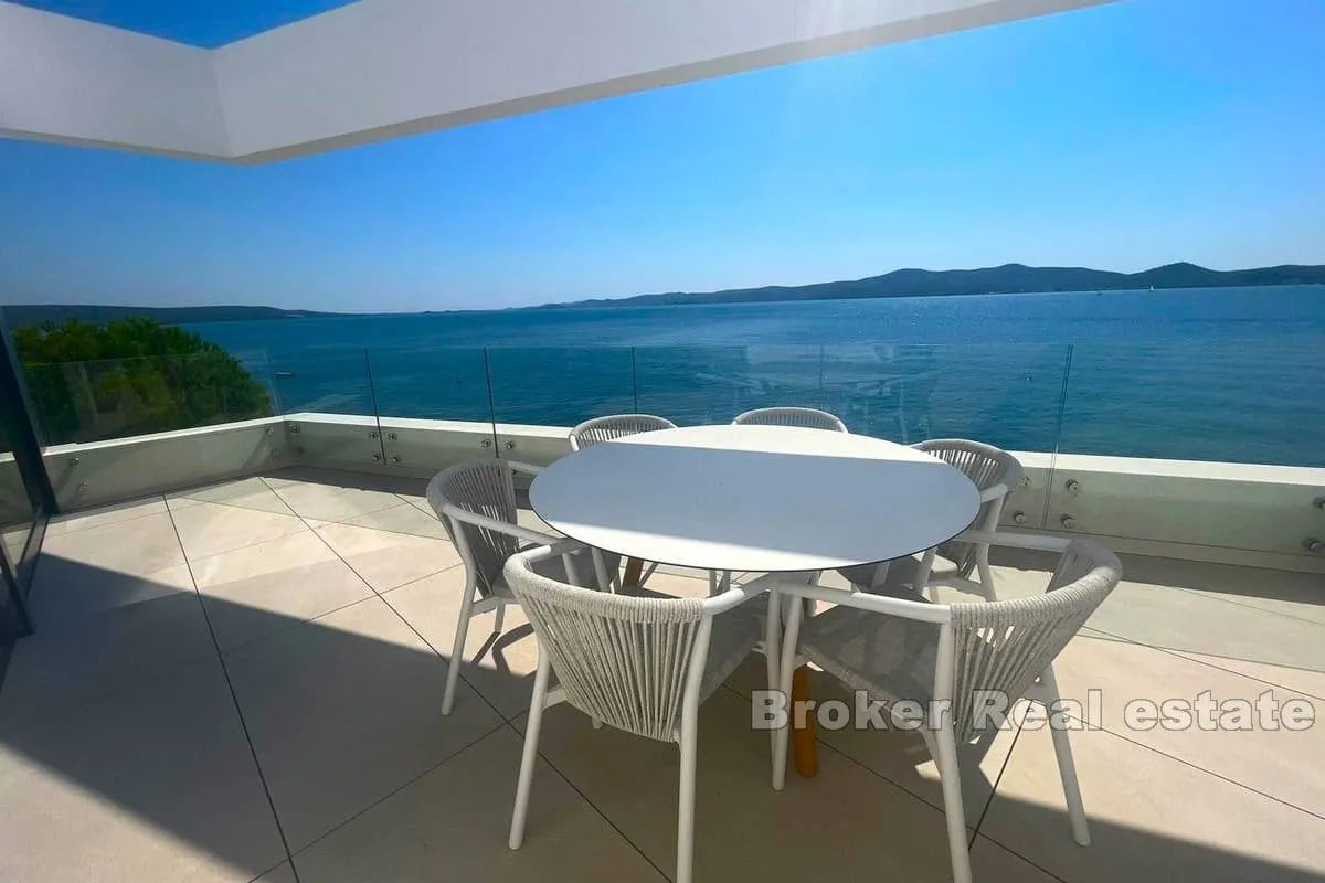 troetažni apartman prvi red do mora - slika 8