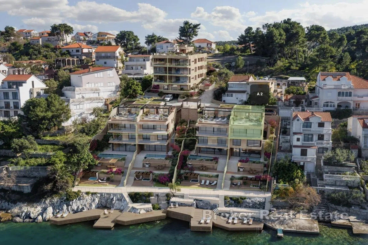 izvanredan penthouse stan s krovnom terasom u prvom redu do mora - slika 15