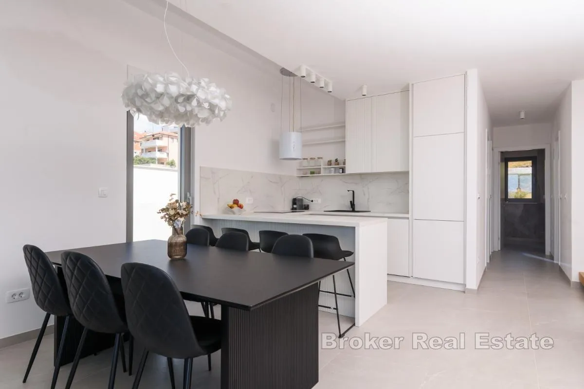 dvoetažni penthouse s bazenom i pogledom na more - slika 8