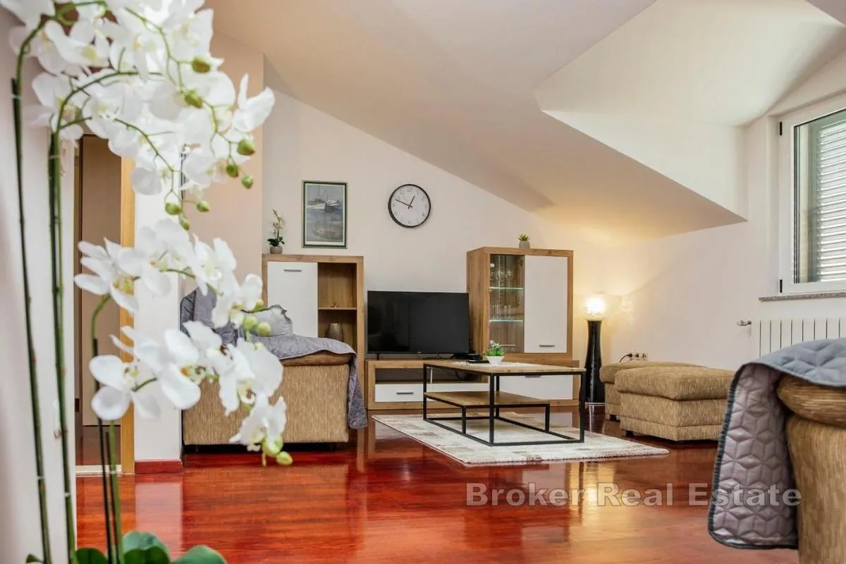 villa s apartmanima i predivnom okućnicom - slika 2