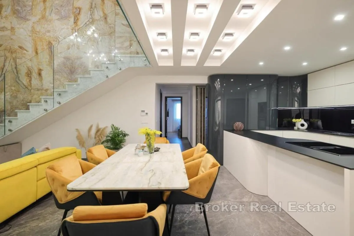 dvoetažni penthouse uz more s privatnim bazenom na krovnoj terasi - slika 5
