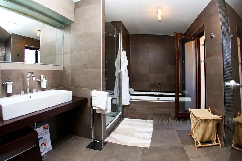 villa smješten u lijepoj uvali, na prodaju - slika 19
