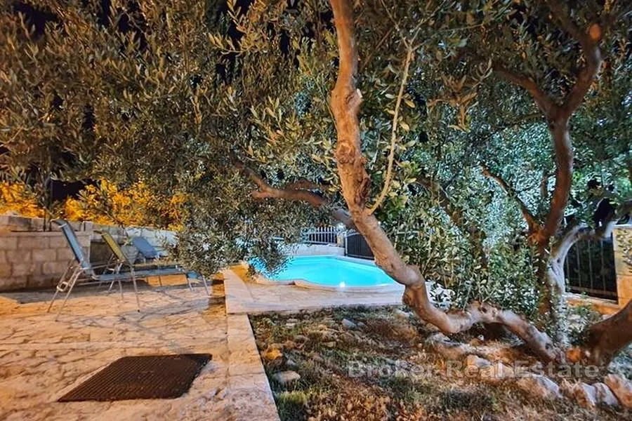 vila s bazenom i pogledom na more - slika 2