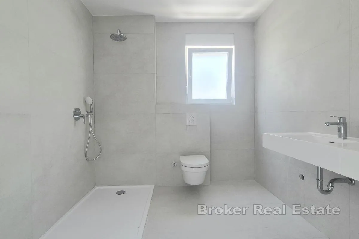 apartman u novogradnji s vrtom - slika 7