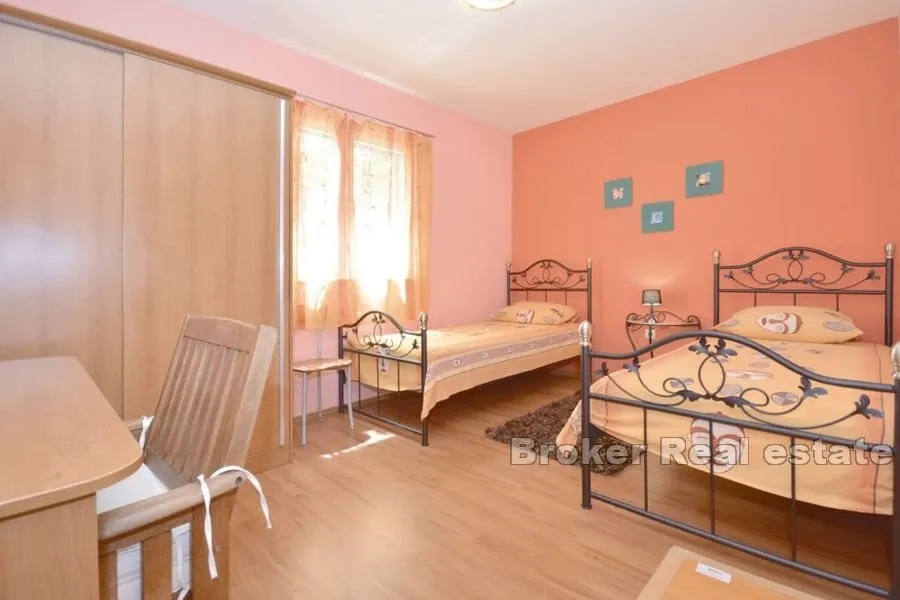 kamena kuća s bazenom uz more - slika 8