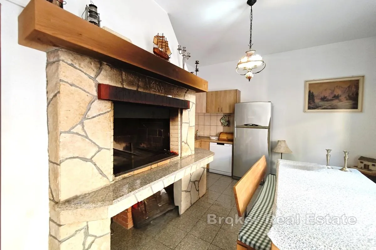 atraktivna apartmanska kuća s pogledom na more - slika 12