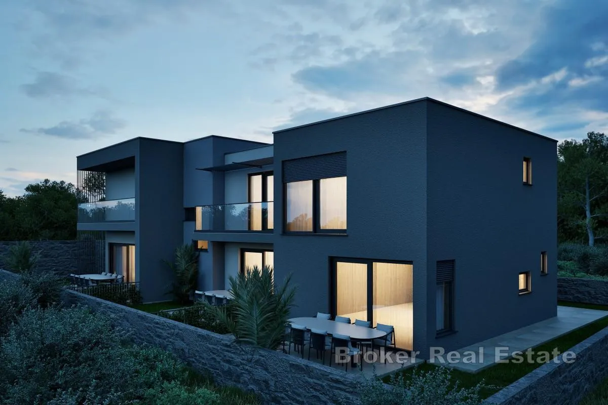 dvoetažni triplex s dvorištem i bazenom - slika 10