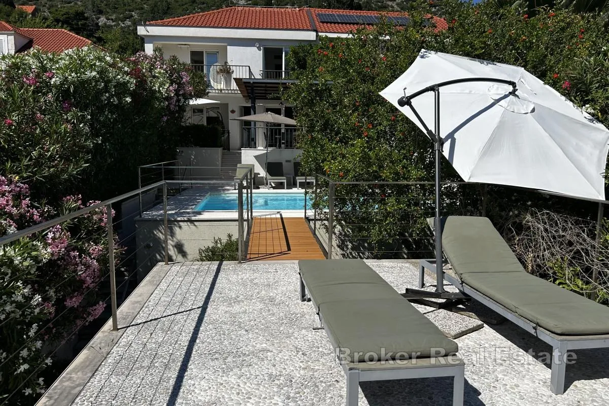 vila s bazenom u prvom redu do mora - slika 15