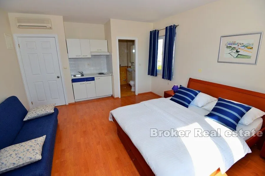 apartmanski objekt s restoranom prvi red do mora - slika 13