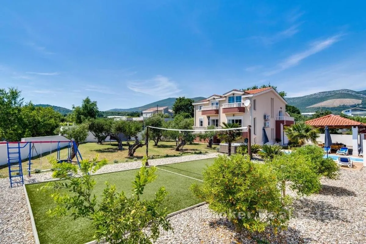 vila s bazenom i prostranom okućnicom - slika 20