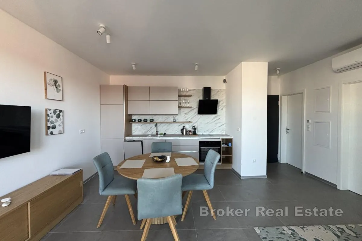 dvosoban penthouse stan s pogledom na more i krovnom terasom - slika 3
