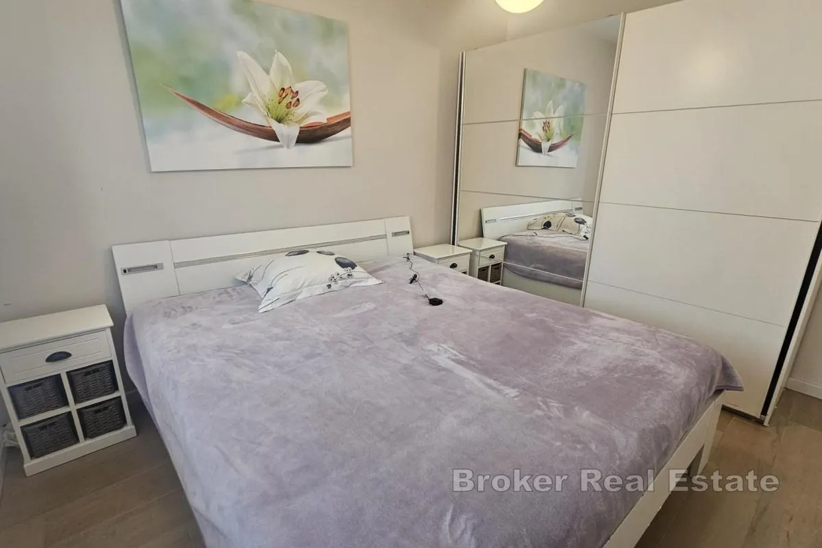 troetažni apartman s bazenom i krovnom terasom - slika 12