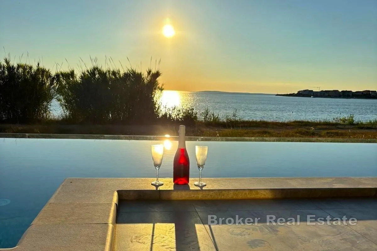 apartman prvi red do mora s bazenom - slika 2