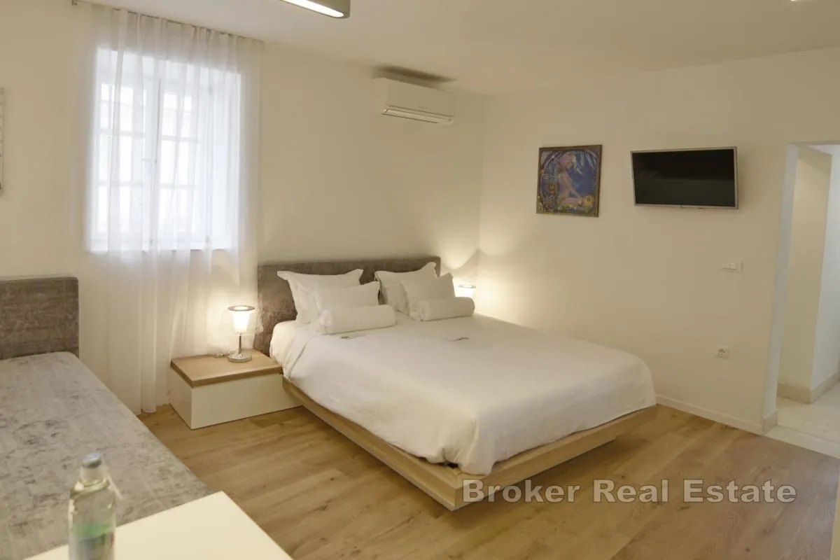 renovirana samostojeća kamena kuća sa dvije jedinice - slika 8